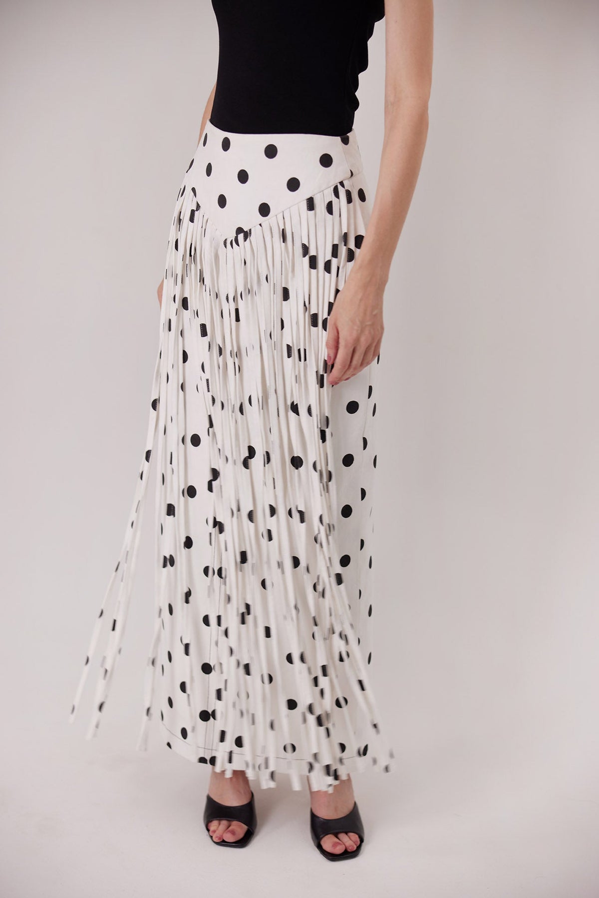 Falda Ponti Flecos, detalle de flecos en movimiento — Sanna, colección The Gentlewoman