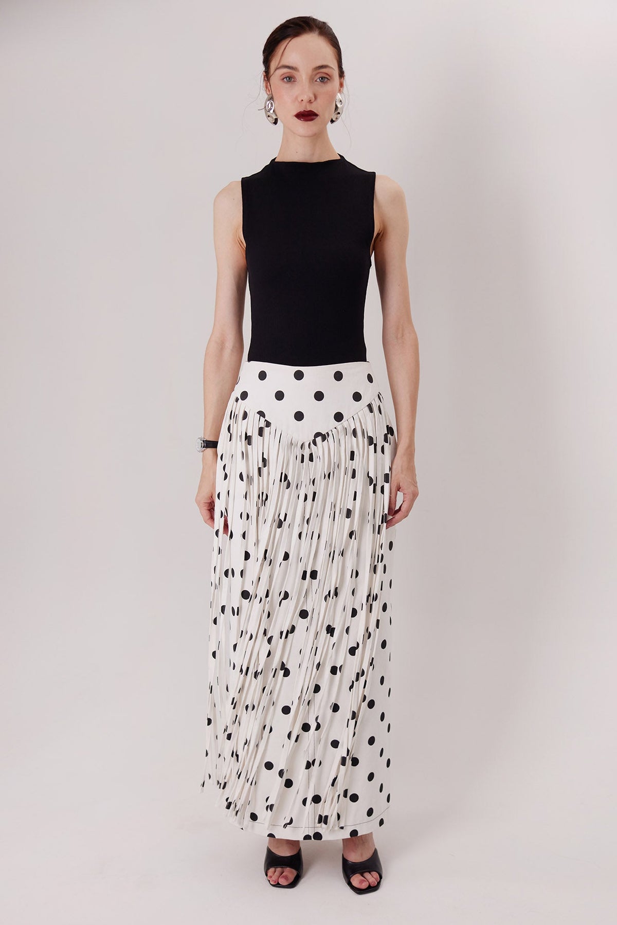 Falda Ponti Flecos en polka dots con Top Consani negro — Sanna, colección The Gentlewoman