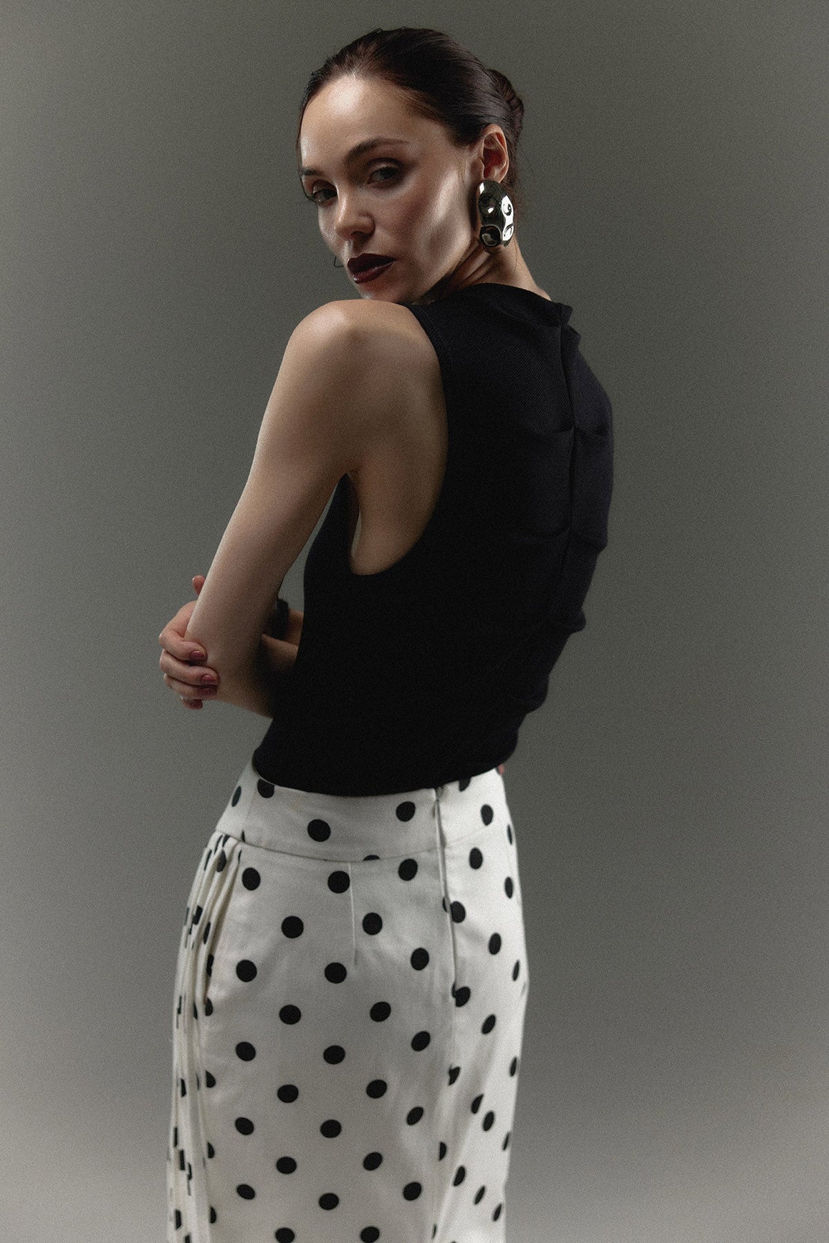 Top Consani negro, detalle de alforzas en la espalda — campaña The Gentlewoman, Sanna