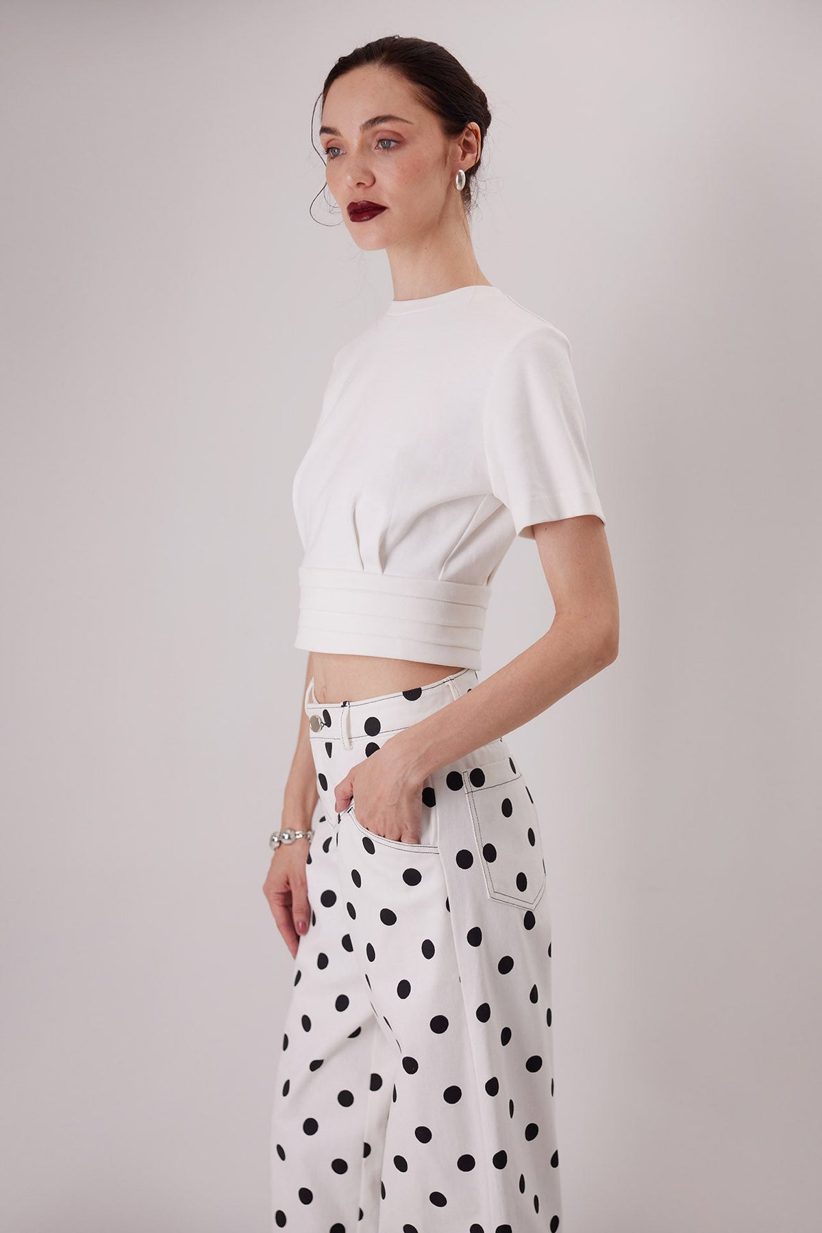 Pantalón Montenegro en polka dots, detalle de bolsillo — Sanna, colección The Gentlewoman