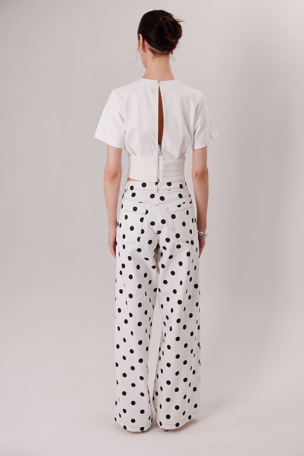Top Polly ivory, vista de espalda con Pantalón Montenegro — Sanna, colección The Gentlewoman