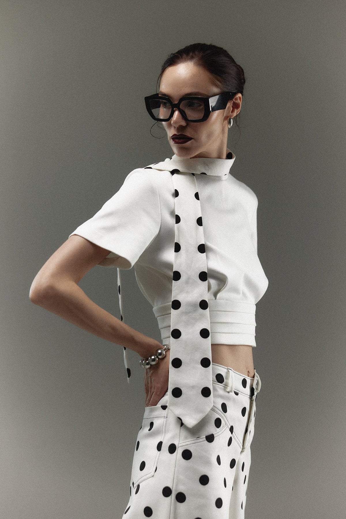 Top Polly ivory con Pantalón Montenegro — campaña The Gentlewoman, Sanna