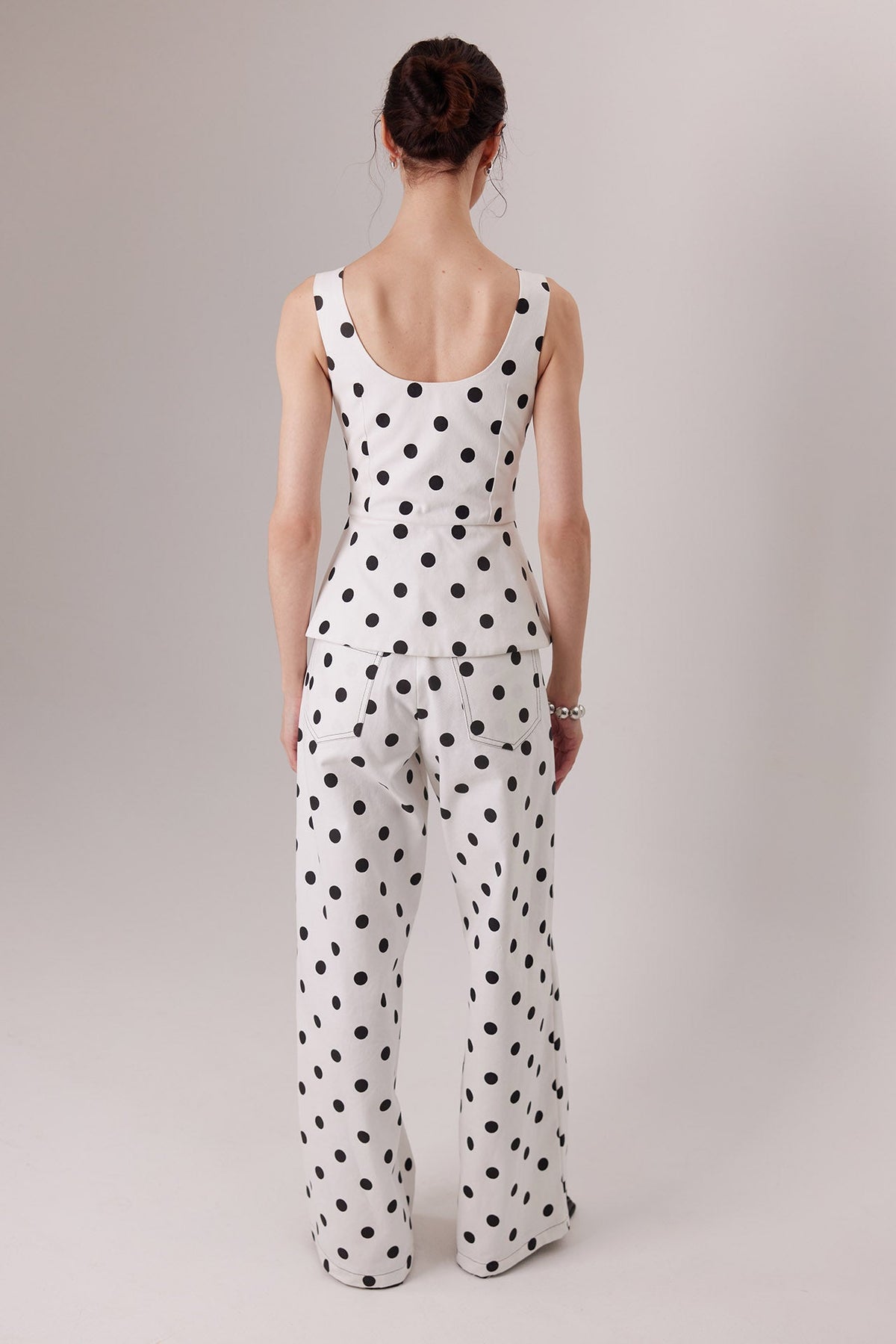 Pantalón Montenegro, vista de espalda — Sanna, colección The Gentlewoman